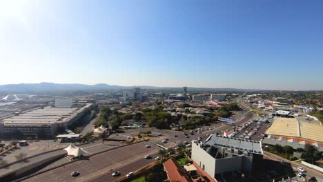 Timelapse-showing-an-area-of-the-beautiful-city-of-Pretoria,-in-South-Africa,-with-vehicles-circulating-on-a-modern-road-and-modern-buildings