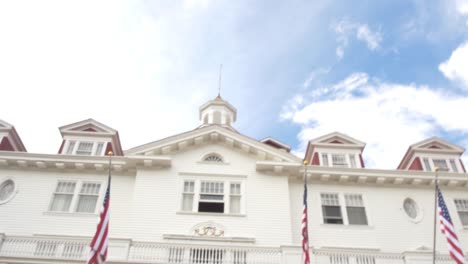 Dramatic-reveal-of-the-top-of-the-Stanley-Hotel-in-Estes-Park,-Colorado