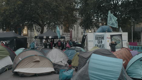 Temprano-En-La-Mañana-En-Victoria-Street-En-Westminster-Con-Manifestantes-De-La-Rebelión-De-Extinción-Bloqueando-La-Carretera-Con-Sus-Tiendas