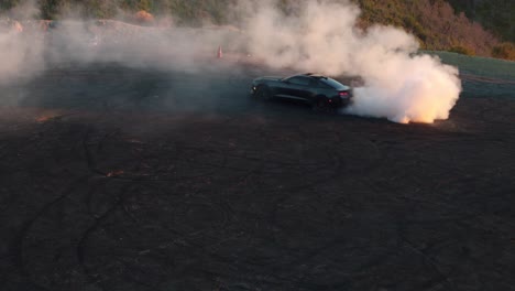 Fertige-Aufnahme-Von-Muscle-Cars-Und-Sportwagen,-Die-Donuts-Und-Burnouts-Mit-Einem-Autoclub-Im-Angeles-National-Forest-In-Südkalifornien-Machen