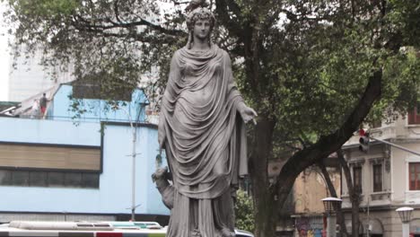 Treuestatue-Tiradentes-Platz-Im-Stadtzentrum-Von-Rio-De-Janeiro-Bewölkter-Tag