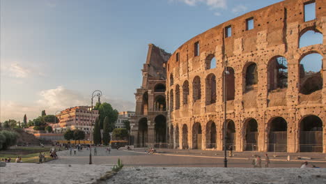 Zeitraffer-Von-Wolken-Und-Menschenmassen-Am-Kolosseum-In-Rom,-Italien