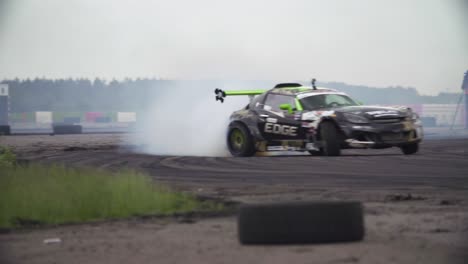 Opel-GT-Driftet-Sehr-Schnell-Und-Aggressiv-Auf-Einer-Driftstrecke-Mit-Viel-Rauch-Von-Den-Reifen