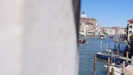 Blick-Auf-Den-Canale-Grande-In-Venedig-Mit-Vorbeifahrenden-Booten