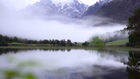 Hermoso-Lago-Con-Reflejo-De-Enormes-Montañas-Nevadas-En-El-Fondo