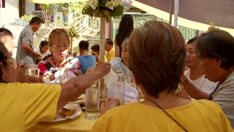 Las-Personas-Mayores-Se-Dan-Un-Festín-En-Una-Ceremonia-De-Boda-Tradicional-Filipina.