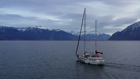 Barco-Navegando-Sobre-El-Lago-De-Ginebra-Con-Hermosas-Montañas-Al-Fondo