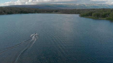 Corredores-Acuáticos-En-El-Lago-En-Alaska-Divirtiéndose