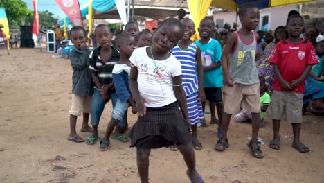 Una-Linda-Niña-Africana-Baila-Con-Sus-Amigos-En-Cámara-Lenta-En-Una-Celebración-Del-Pueblo