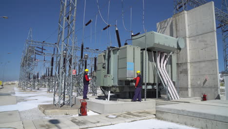 Dos-Trabajadores-En-La-Central-Eléctrica,-Inspección.