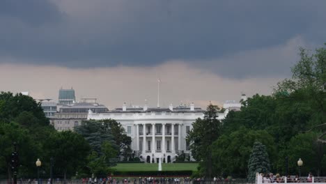 Wide-shot-of-the-White-House-in-Washington-DC-in-the-United-States-of-America