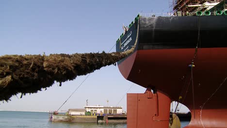 Cuerda-De-Anclaje-Pesada-De-Un-Petrolero-En-El-Puerto.