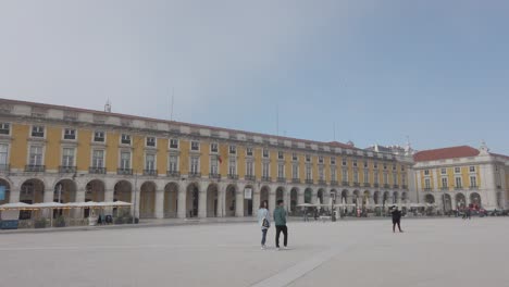 Schwenk-Von-Links-Nach-Rechts-Auf-Dem-Handelsplatz-In-Lissabon,-Portugal-An-Einem-Bewölkten-Tag