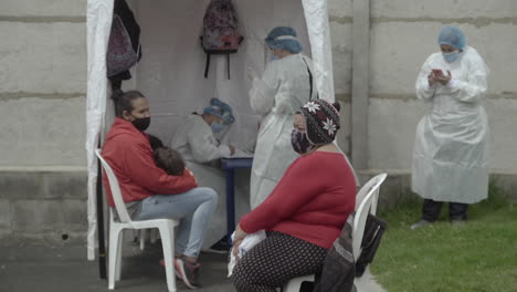 Epidemiólogo-Trabajando-En-Una-Tienda-De-Pruebas-Improvisada-En-Bogotá.