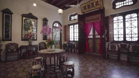 Tiro-Con-Plataforma-Rodante-De-Una-Habitación-De-Estilo-Tradicional-Peranakan-En-Un-Museo-De-Malasia