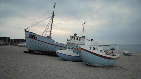 Fischerboote-Am-Strand-Im-Sommer-Mit-Bewölktem-Himmel-Und-Wellen-Im-Meer