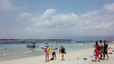 Touristen-Genießen-Einen-Unberührten-Sandstrand-Mit-Klarem,-Türkisfarbenem-Wasser-Des-Beliebten-Insel-Touristenziels