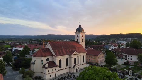 Toma-Aérea-Cinematográfica-Que-Revela-La-Puesta-De-Sol-En-El-Municipio-De-Feldkirchen-westerham,-Alemania