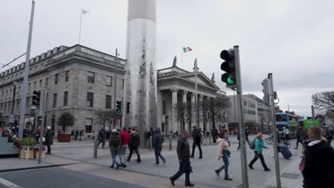 Dublin's-City-Centre,-Ha'penny-Bridge-busy-road-crossing