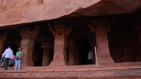 Schwenkansicht-Der-Von-Der-Unesco-Zum-Weltkulturerbe-Erklärten-Badami-Felshöhlenkomplex-Tempelarchitektur-Oberhalb-Der-Klippe-In-Karnataka,-Indien