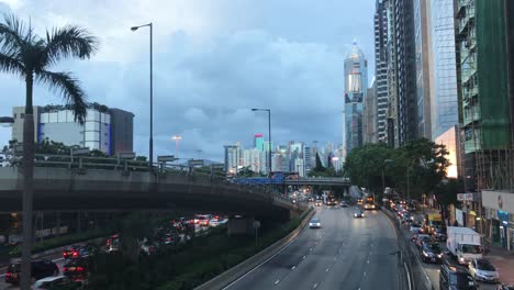 Verkehr-In-Der-Innenstadt-Von-Hongkong-Am-Abend