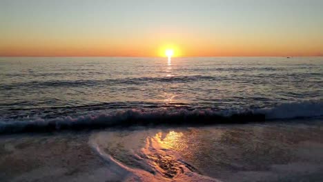 Reflejo-Del-Atardecer-Amarillo-Dorado-Sobre-Las-Suaves-Olas-Del-Mar-En-Calma-Y-Ancha