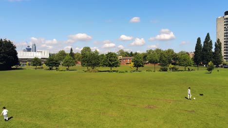 Luftaufnahme-Der-Kinder,-Die-Im-Park-Fußball-Spielen