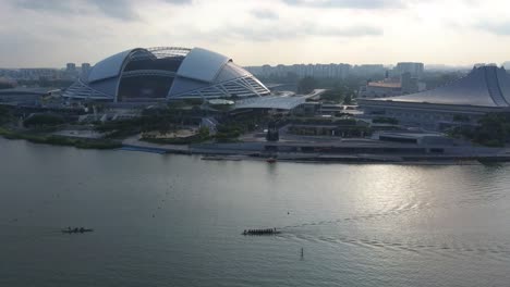 Luftdrohnenaufnahme-Des-Indoor-Stadions-In-Singapur-Bei-Sonnenaufgang