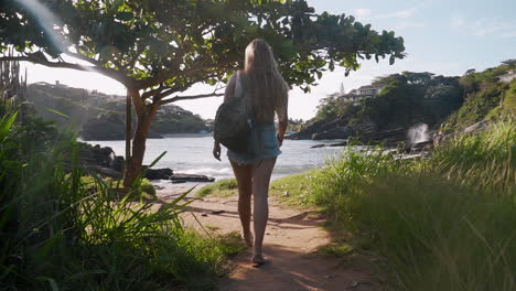 Erschossenes-Modell-Zu-Fuß-Zum-Strand-Von-Buzios---Rio-De-Janeiro---Brasilien