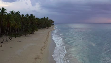 Drohnenansicht-Der-Ozeane-Und-Des-Sandstrandes-Am-Abend,-Samana-Beach-In-Der-Dominikanischen-Republik