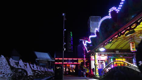 Lichter-Blinken-In-Der-Spielhalle,-Während-Leute-Beim-Blackpool-2020-Lights-Switch-On-Event-2020-Vorbeigehen