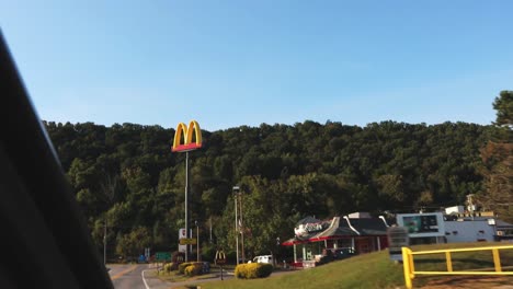 Driveby-McDonald&#39;s-Schild-In-Kleinen-Landstadt