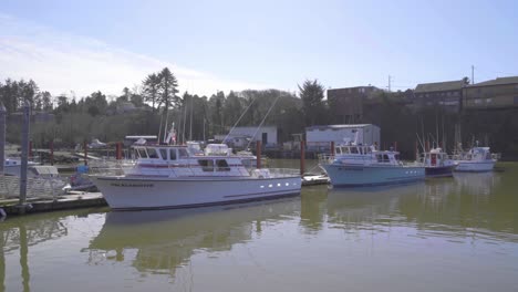 Barcos-Atracados-En-Depoe-Bay,-El-Puerto-Más-Pequeño-Del-Mundo.