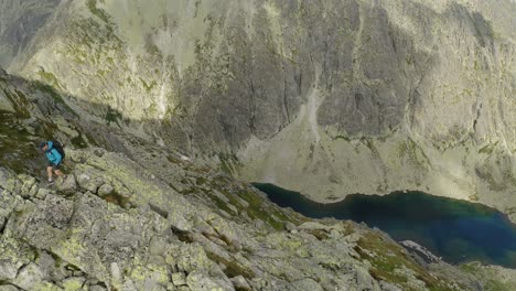 Drohnenaufnahmen-Von-Zwei-Personen,-Die-In-Der-Nähe-Einer-Bergschlucht-In-Der-Hohen-Tatra-In-Der-Slowakei-Stehen---Luftaufnahme