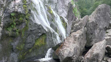 Der-Powerscourt-Wasserfall-Ist-Mit-398-Fuß-Der-Höchste-In-Irland