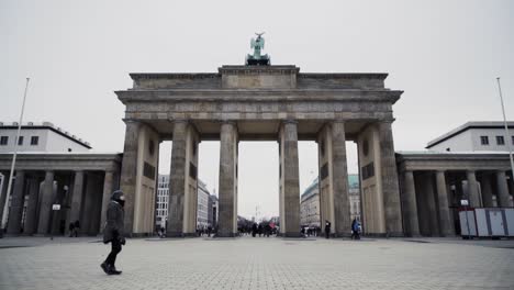 Mujer-Caminando-Por-La-Plaza-Junto-A-La-Puerta-De-Brandenburgo-En-Berlín,-Cámara-Lenta