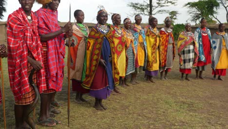 Eine-Hervorragende-Tanzvorführung-Der-Massai-Stammesmänner-Und--frauen-Mit-Liedern-In-4K-In-Ihrem-Dorf-In-Kenia-Rund-Um-Die-Masai-Mara