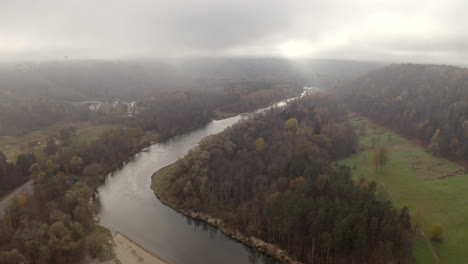 Gerader-Drohnenflug-über-Einem-Fluss-Im-Herbst-Auf-Wolkenhöhe