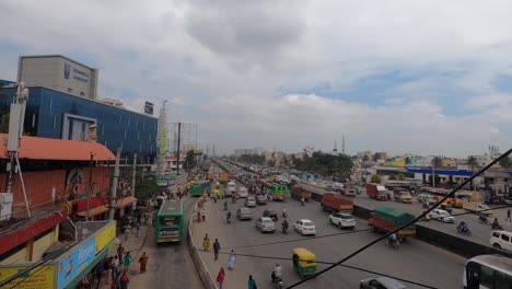 Verkehr-Und-Menschenmenge-An-Der-Kreuzung-Der-Zinnfabrik-In-Bangalore,-Indien