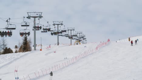 Time-lapse-of-ski-slope-and-skilift