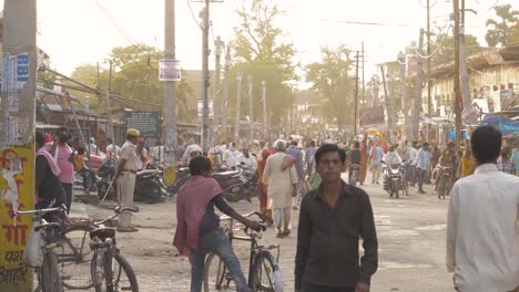 Un-Oficial-De-Policía-Con-Vistas-A-Una-Concurrida-Calle-De-Mercado-En-Una-Pequeña-Ciudad-En-El-Estado-De-Bihar,-India,-Durante-El-Cierre-Impuesto-Debido-A-La-Pandemia-Del-Virus-De-La-Corona.