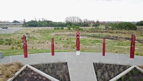 Aerial-pan-shot-of-Tomokanga-pole-inside-the-compass-central-stone-in-Napier,-New-Zealand