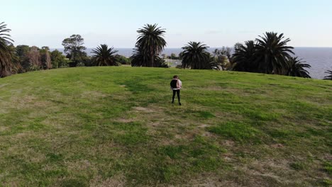 Imágenes-Aéreas-De-Una-Joven-Caminando-Y-Corriendo-En-El-Parque.