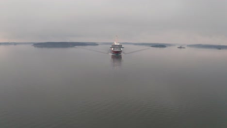 Verfolgung-Der-Fähre-MS-Viking-Grace-Auf-Ihrer-Fahrt-Durch-Die-Finnischen-Schären-In-Der-Ostsee