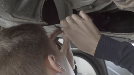 Mecánico-Arruinando-Un-Perno-De-Un-Coche-En-Un-Taller-De-Automóviles