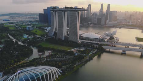 Imágenes-Aéreas-Del-Paisaje-Urbano-De-Singapur-Alrededor-De-Marina-Bay-Sands-Y-Jardines-Junto-A-La-Bahía