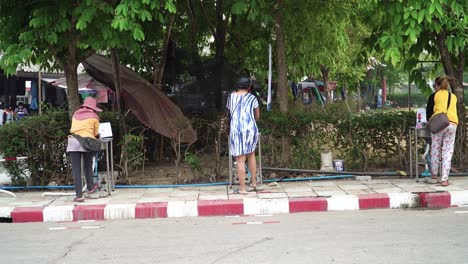 Aufnahme-Von-Drei-Thailändischen-Damen,-Die-Sich-Aufgrund-Des-Coronavirus-Ausbruchs-Die-Hände-Waschen,-Bevor-Sie-Einen-Lebensmittelmarkt-In-Bangkok,-Thailand,-Betreten