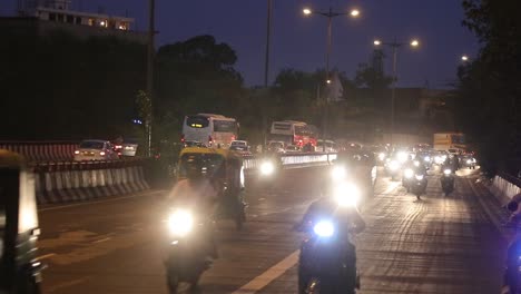 Ein-Blick-Auf-Den-Fließenden-Verkehr-In-Neu-Delhi,-Indien