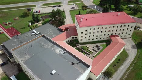 Panorámica-Circular-Aérea-Sobre-El-Edificio-De-La-Escuela-Primaria,-Letonia.