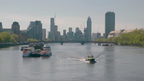 Barco-De-La-Policía-Patrullando-En-El-Vacío-Río-Támesis-Durante-El-Cierre-De-La-Pandemia-De-Covid,-Londres,-Reino-Unido.